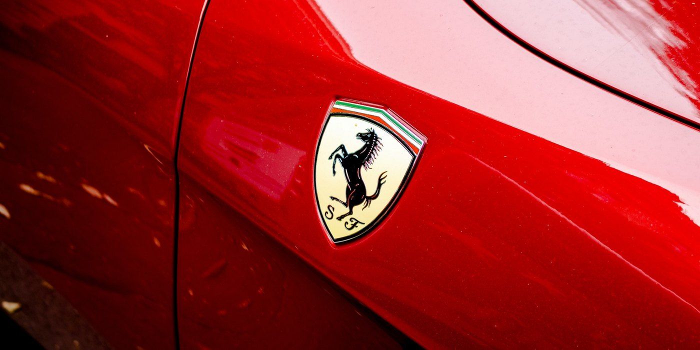 Ferrari apunta a tener el 60% de sus autos eléctricos para 2026
