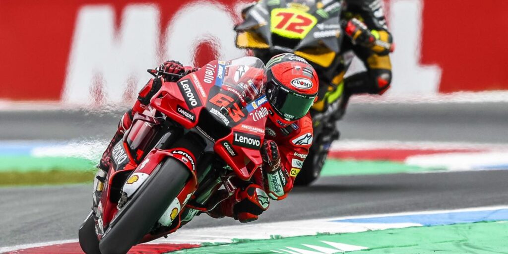 Gana Bagnaia en Assen y Quartararo echa a Aleix, que remonta a la cuarta plaza