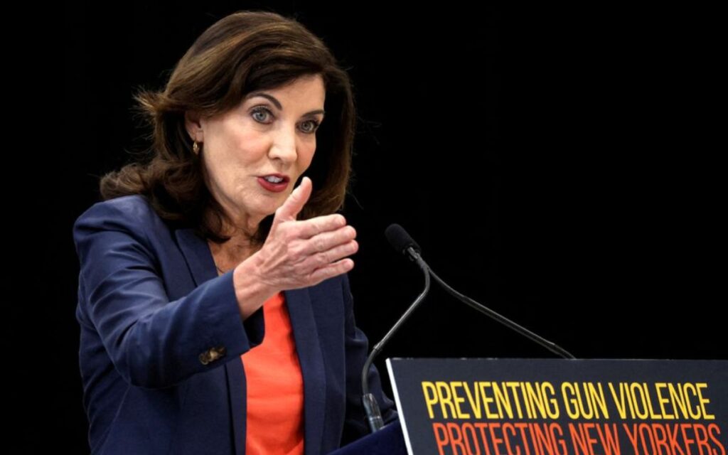 Gobernadora de Nueva York firma nuevas restricciones a las armas tras tiroteos masivos