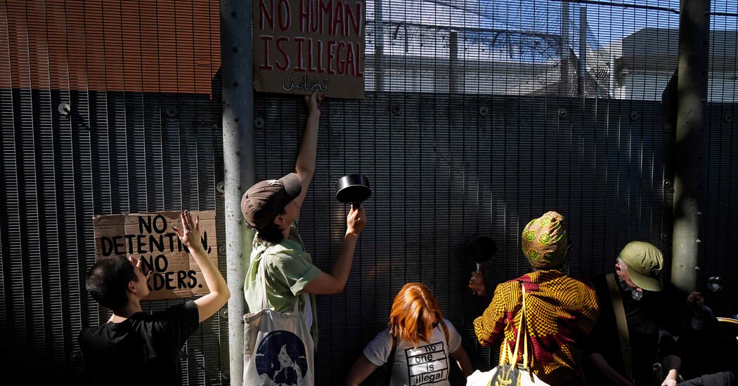 Gran Bretaña planea llevar refugiados a Ruanda el martes
