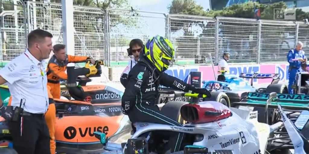 Hamilton con problemas para salir del coche