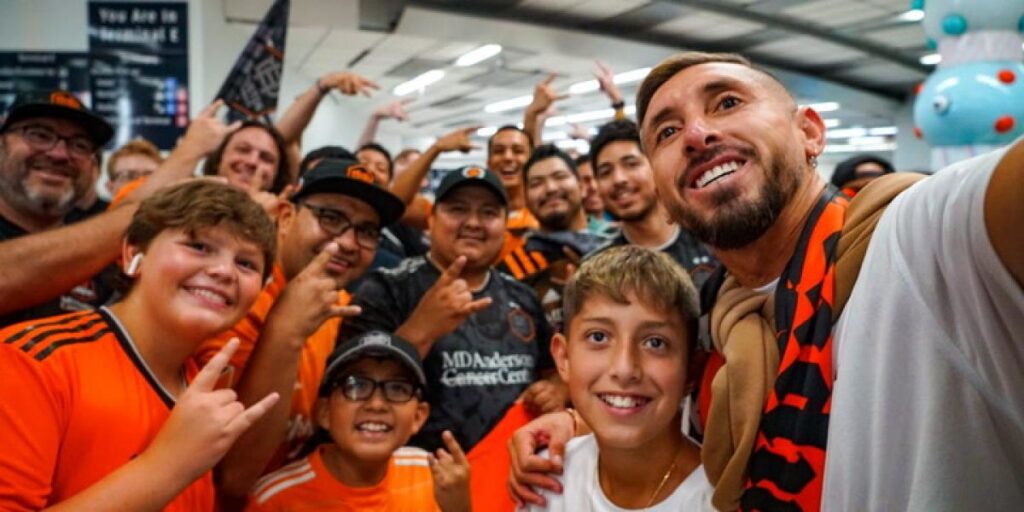 Héctor Herrera, recibido como una estrella en Houston