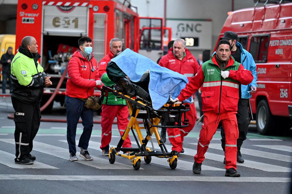 Incendio en un departamento en Buenos Aires deja muertos y heridos