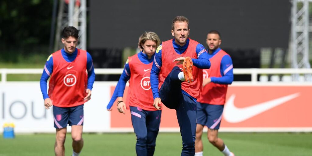 Inglaterra arranca contra Hungría ante 30.000 niños