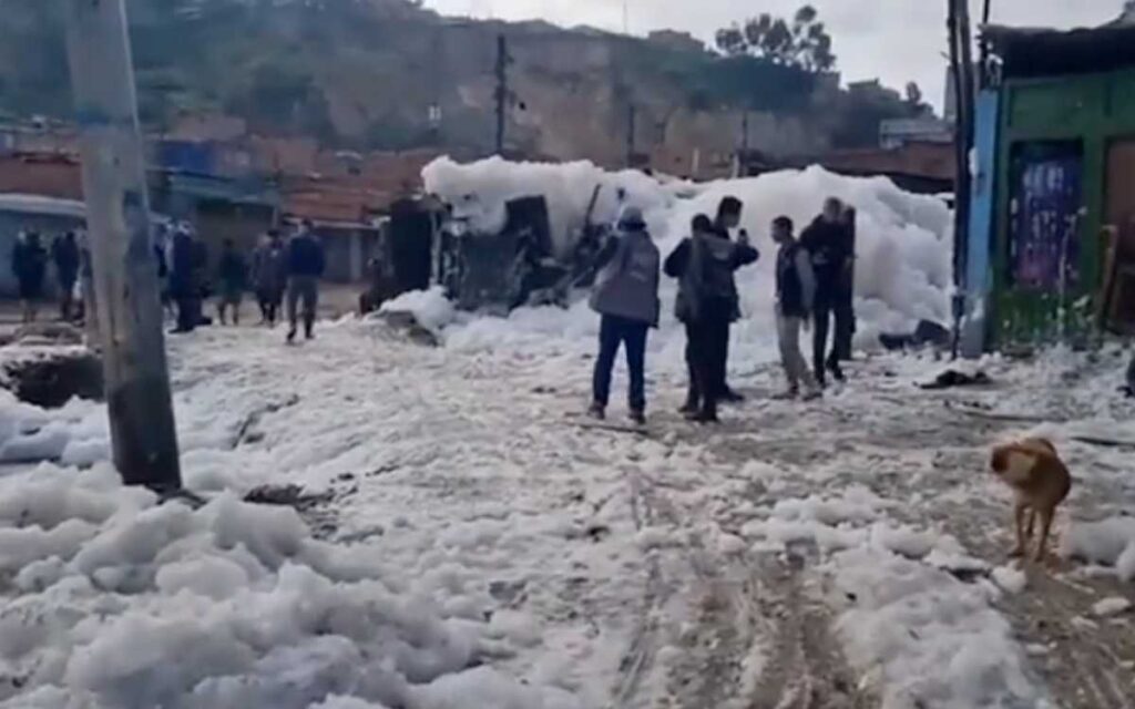 Inunda espuma tóxica decenas de viviendas en Colombia