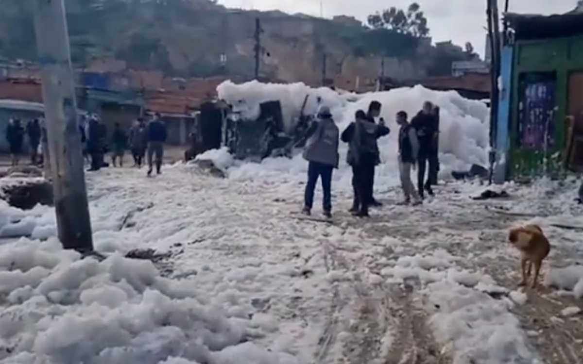 Inunda espuma tóxica decenas de viviendas en Colombia