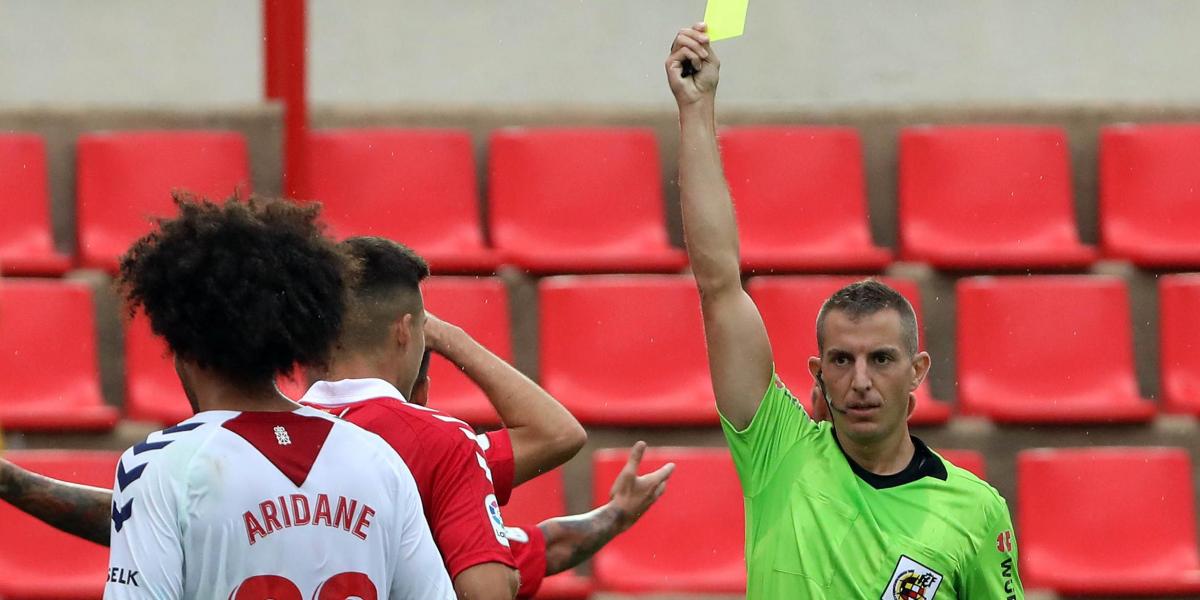 Javier Iglesias Villanueva en el césped y su hermano Ignacio corrigiéndole desde el VAR