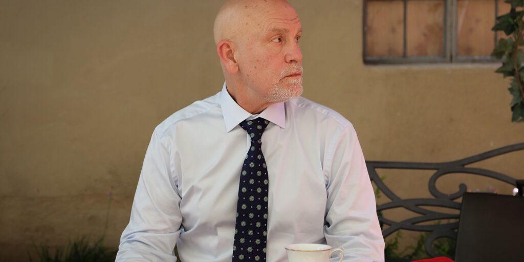 John Malkovich desaconseja la venganza en White Elephant [EXCLUSIVE CLIP]