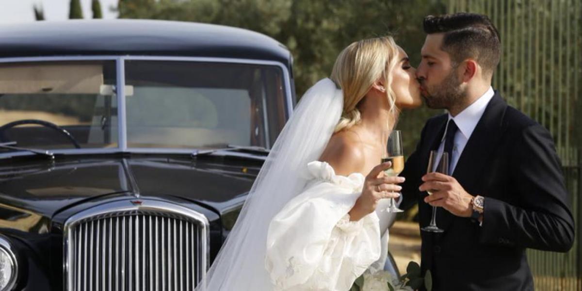 Jordi Alba y Romarey Ventura posan ante la prensa tras casarse