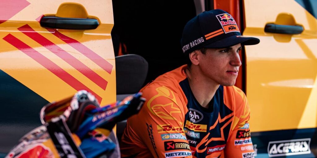 Josep García, operado de una fractura del pulgar izquierdo