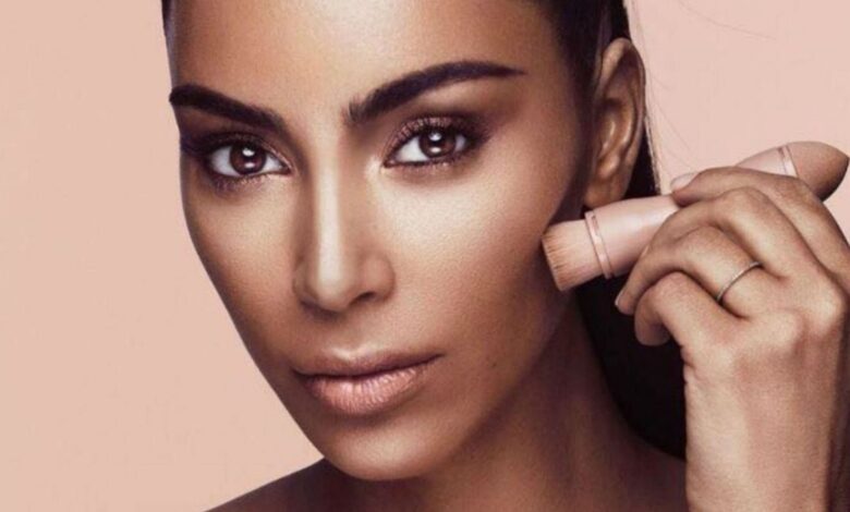 Kim Kardashian demandada por infracción de marca registrada por la marca SKKN