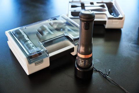 uso de la varita negra y decker en progreso uso de la varita negra y decker en progreso