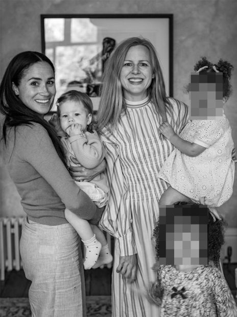 Meghan Markle junto a Lilibet Diana / @misanharriman