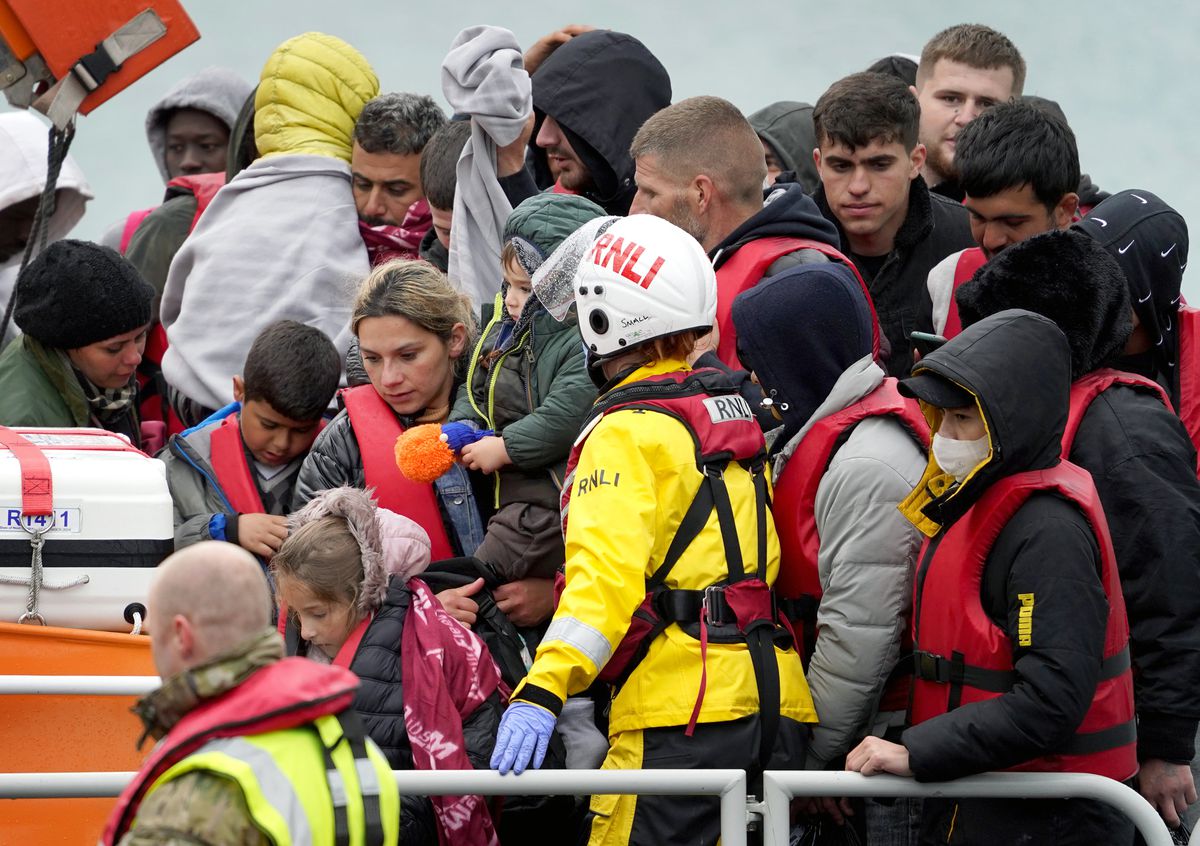 Sunak prohibirá solicitar asilo a los inmigrantes que lleguen al Reino Unido por el canal de la Mancha