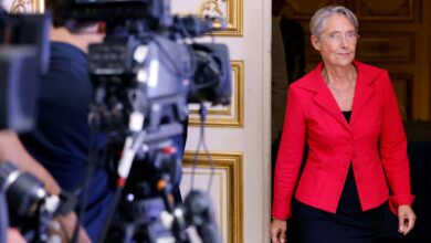 La primera ministra francesa, Élisabeth Borne, presenta su dimisión y Macron la rechaza