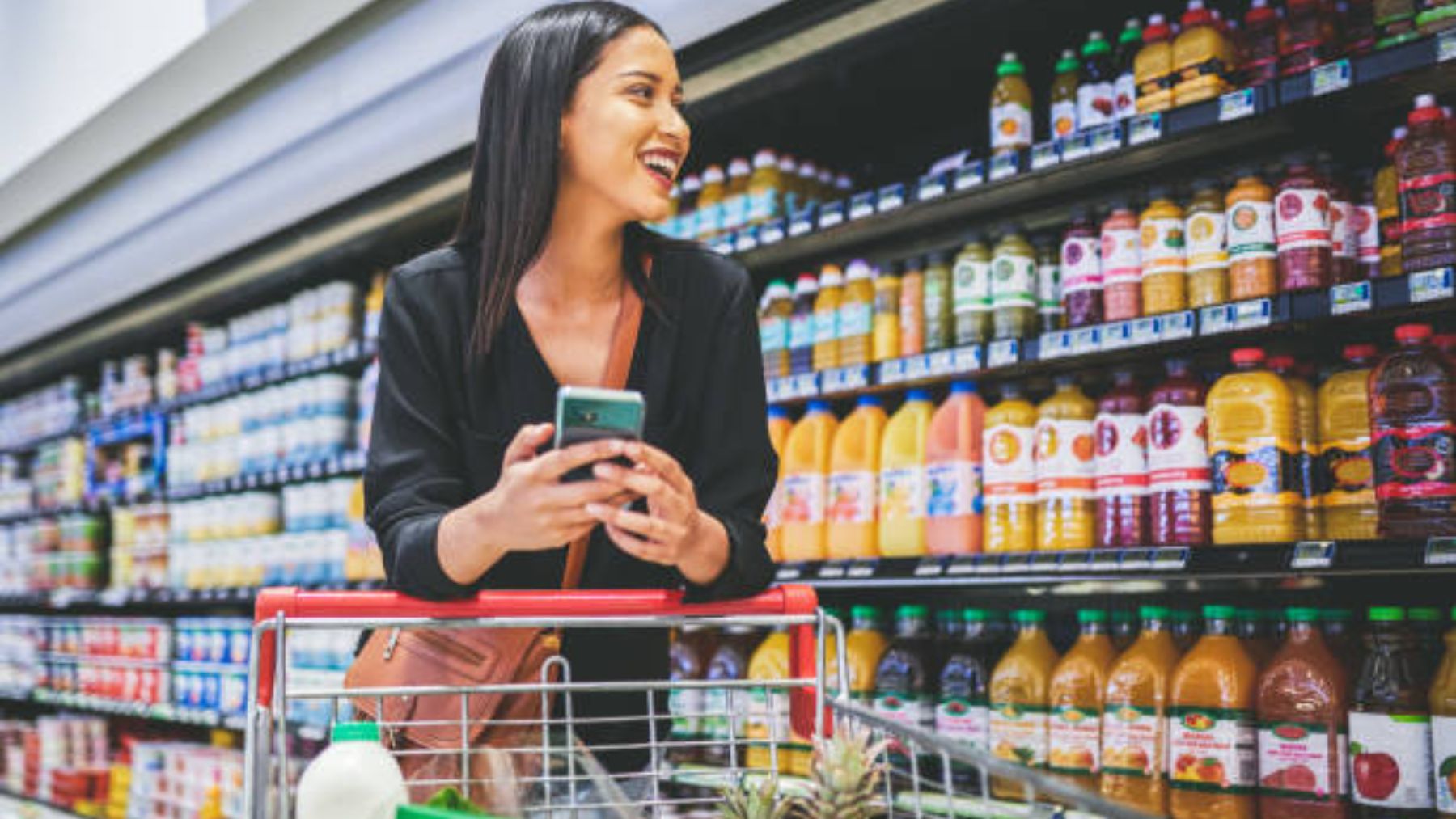 La razón por la que el agua, el vino y los refrescos están al final del supermercado