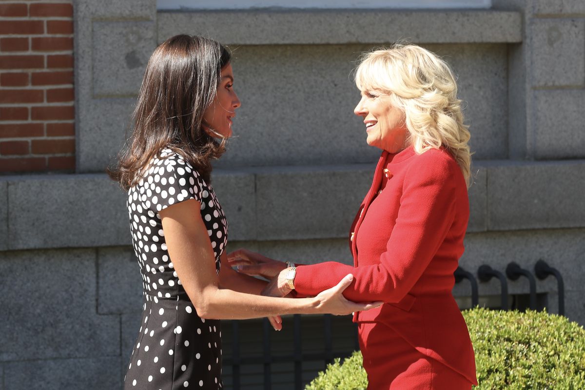 La reina Letizia y Jill Biden visitan la sede de la Asociación Española contra el Cáncer