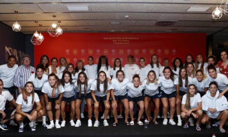 La selección española, con las víctimas de trata y explotación sexual