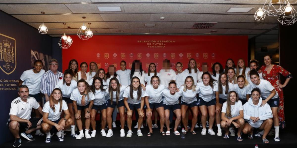 La selección española, con las víctimas de trata y explotación sexual