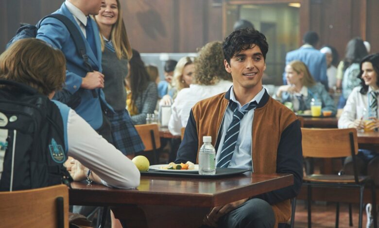 Las fotos del set rojo, blanco y azul real revelan el primer vistazo a Henry y Alex