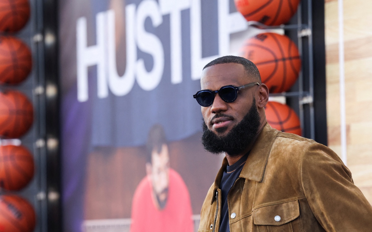 LeBron James se convierte en el primer billonario activo de la NBA | Video