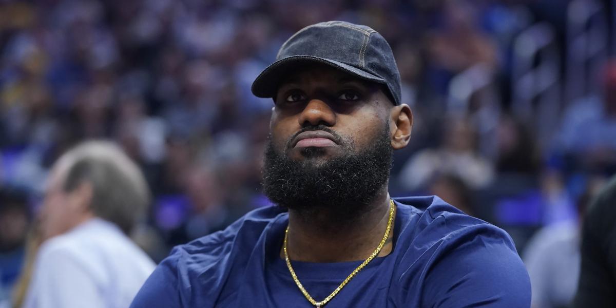 LeBron, el primer jugador de la NBA en activo con más de mil millones
