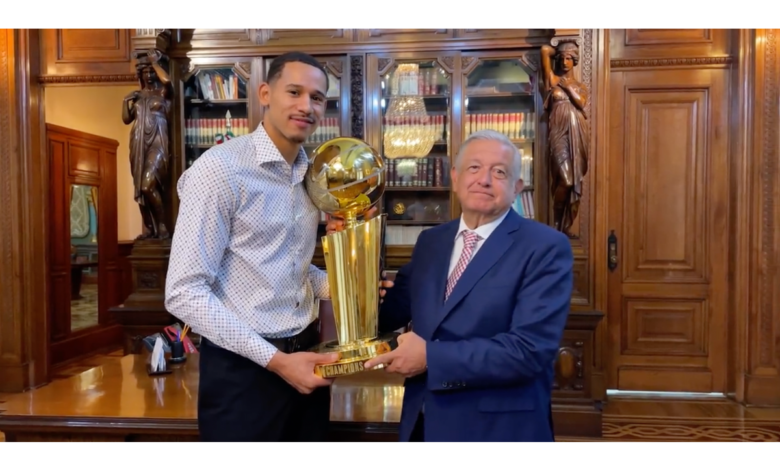 Lleva Juan Toscano el Trofeo Larry O'Brien a AMLO | Video
