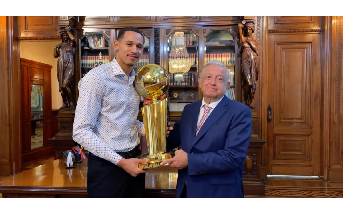 Lleva Juan Toscano el Trofeo Larry O’Brien a AMLO | Video