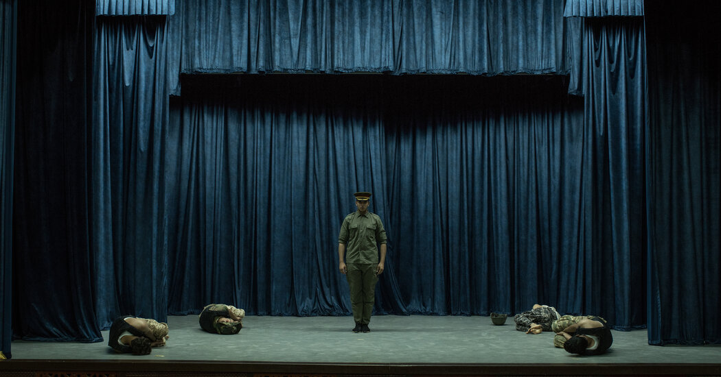 Los libios intentan salir del conflicto con la comedia y las hamburguesas