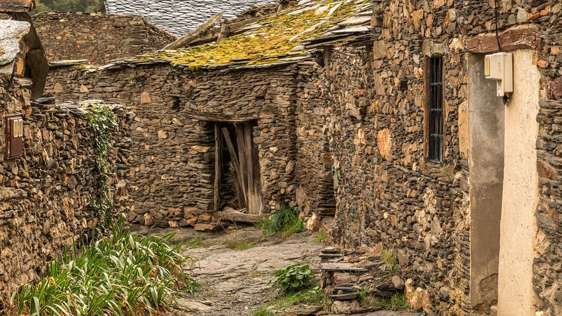 Los pueblos negros de España, únicos por sus casas