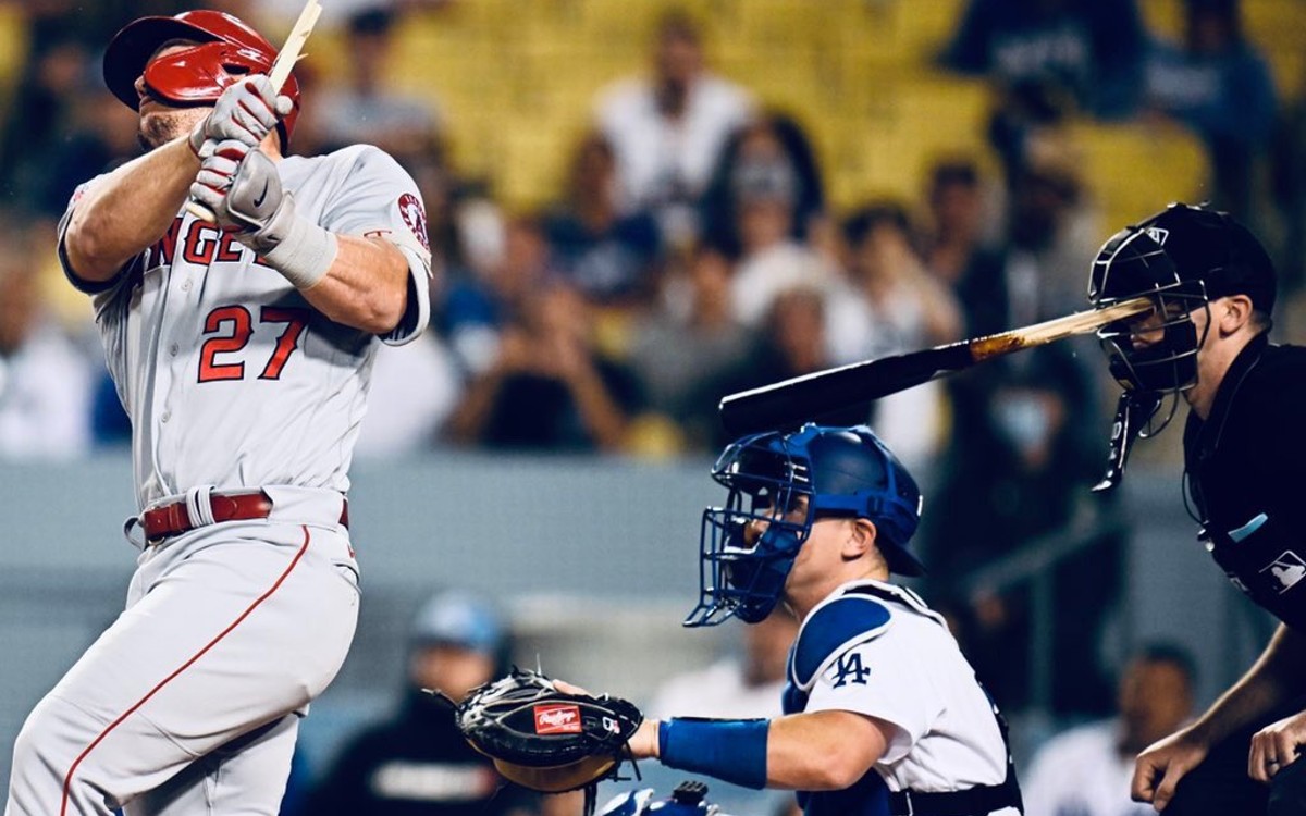 MLB: Así fue el terrible susto del umpire principal con un bat roto | Video