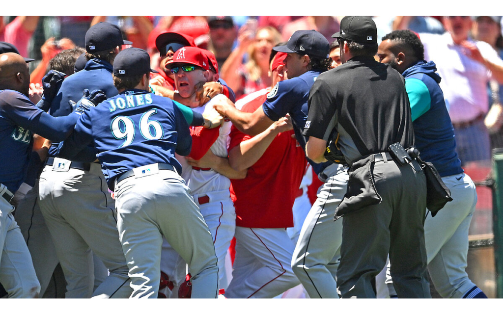 MLB: Reparten Marineros y Angelinos insultos, golpes y expulsados | Video