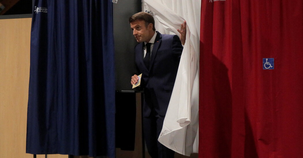 Macron pierde la mayoría absoluta en el parlamento mientras aumenta la oposición