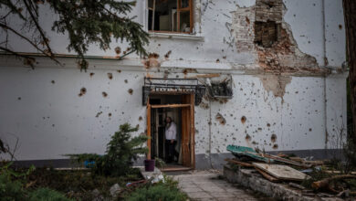 Maltratado por proyectiles rusos, un monasterio permanece leal a Moscú