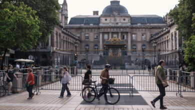 Marcados por los atentados de París, y ahora defendiendo a los acusados ​​de ellos