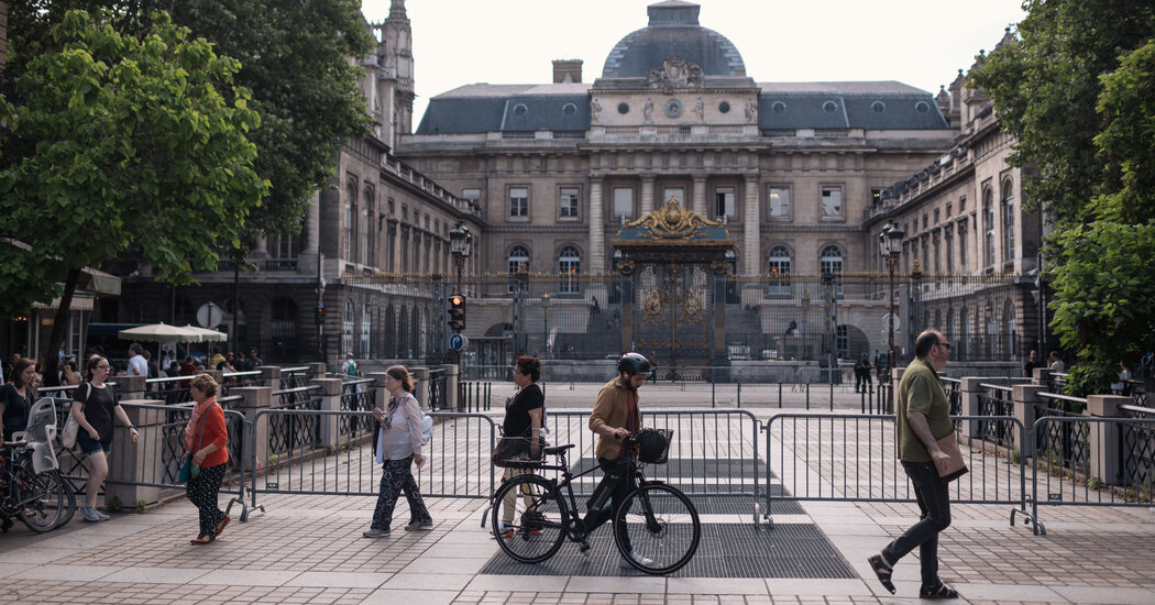 Marcados por los atentados de París, y ahora defendiendo a los acusados de ellos