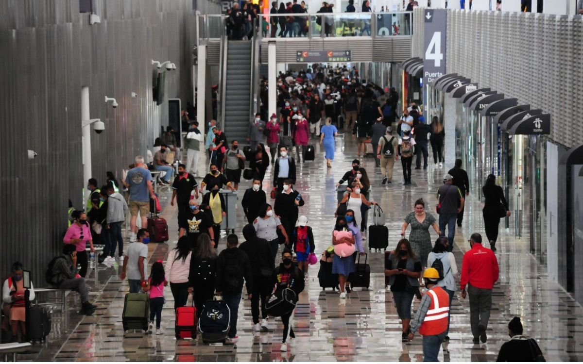 Marina investiga a agentes del INM por supuesta corrupción y extorsión a pasajeros en el AICM: Reforma