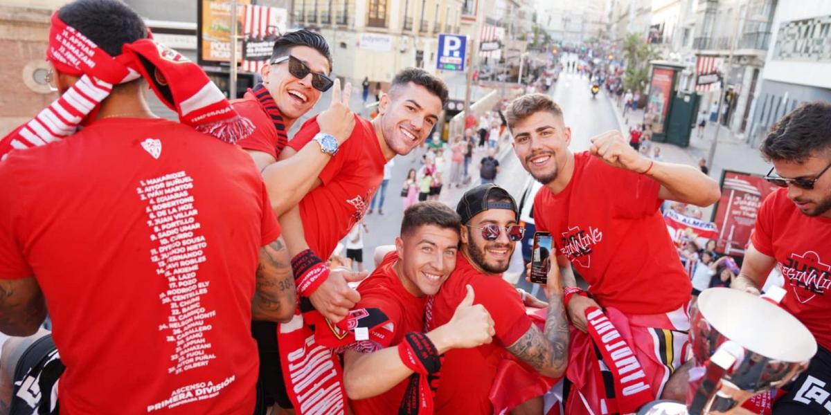 Miles de almerienses festejan junto al equipo y directivos el ascenso