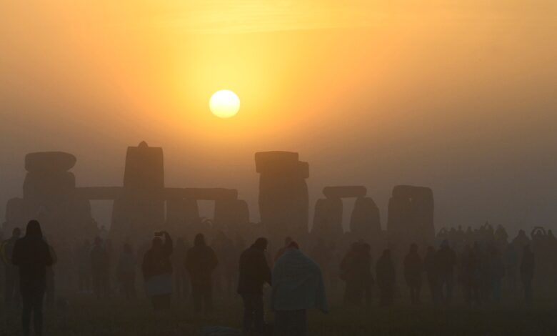 Miles de personas celebran en Stonehenge el solsticio de verano por primera vez desde el inicio de la pandemia