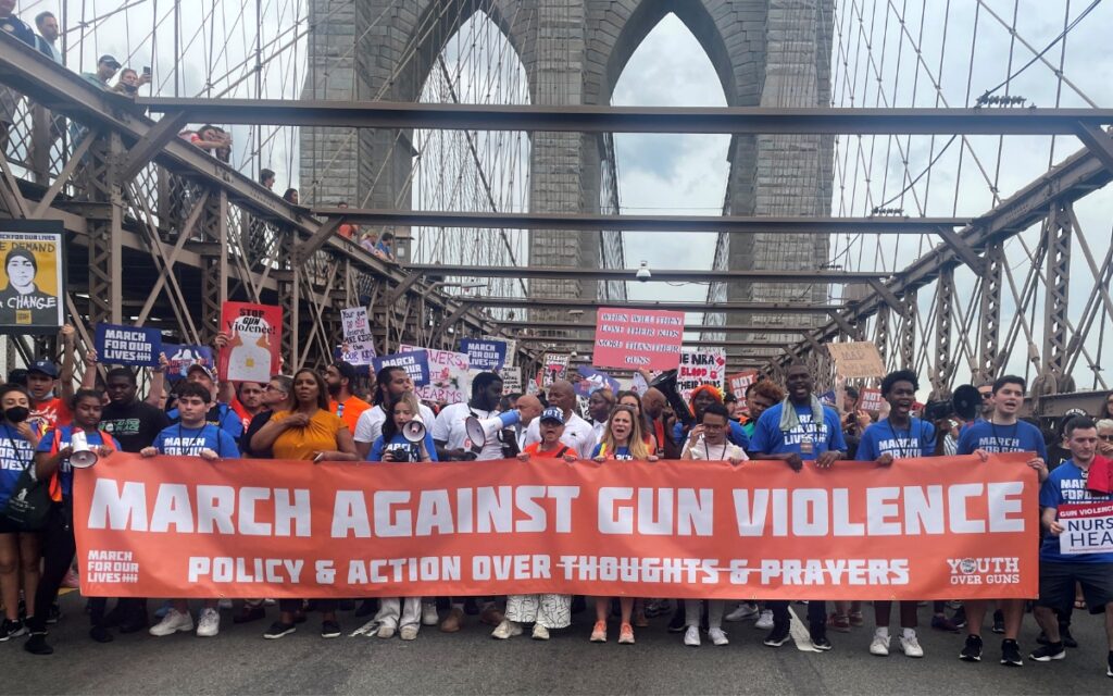 Miles salen a las calles y exigen más control para las armas en Estados Unidos