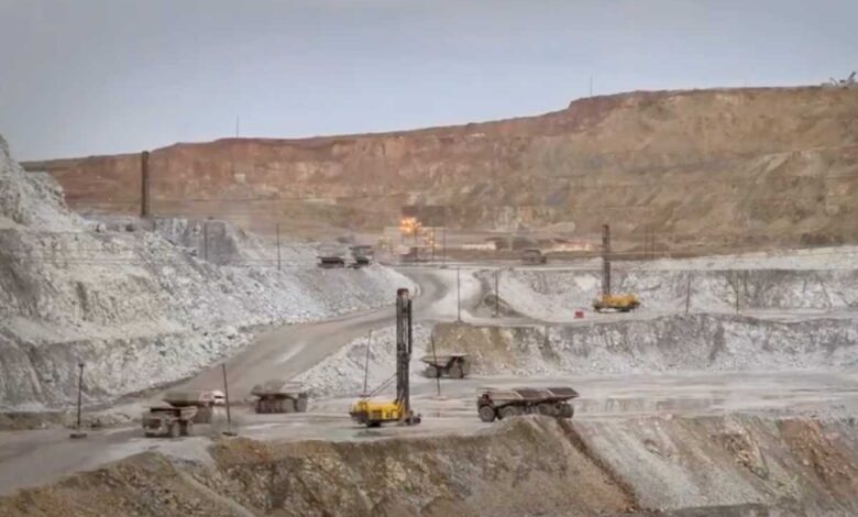 Minería contribuye poco a la hacienda pública, se le deben aumentar impuestos: colectiva