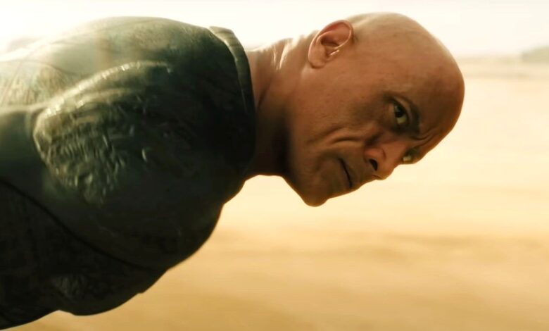 Mira a Dwayne Johnson reaccionar al ver su juguete Black Adam por primera vez