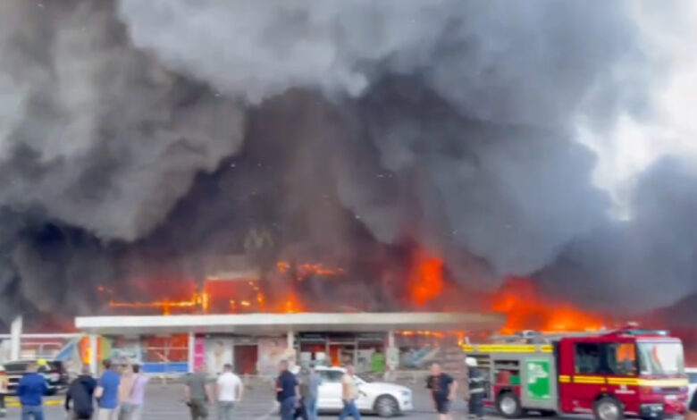 Misil ruso impacta centro comercial en Ucrania; reportan al menos 10 personas muertas | Video