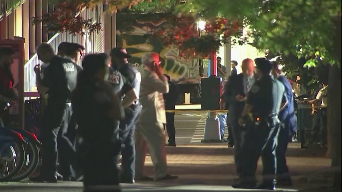 Muere madre tras recibir disparo en la cabeza mientras camina con su bebé en cochecito en Manhattan