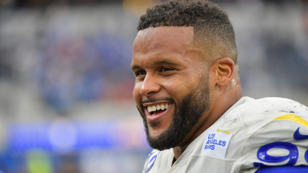 NFL: Aaron Donald se convierte en el defensivo mejor pagado de la historia | Video