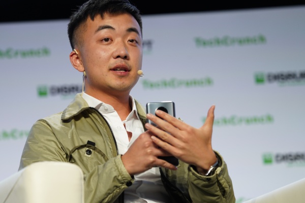 Nada se burla del diseño del teléfono (1) antes del lanzamiento del próximo mes