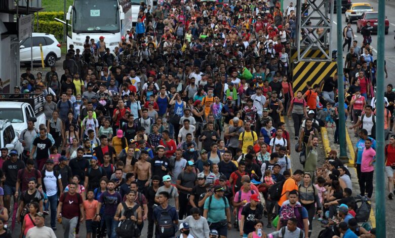 Obligados a caminar, sin detenciones: así avanza la caravana de miles de migrantes que huyen de Tapachula