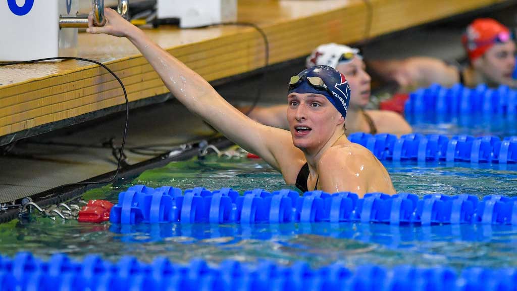 Organismo de natación mundial restringe a las mujeres transgénero de las competencias