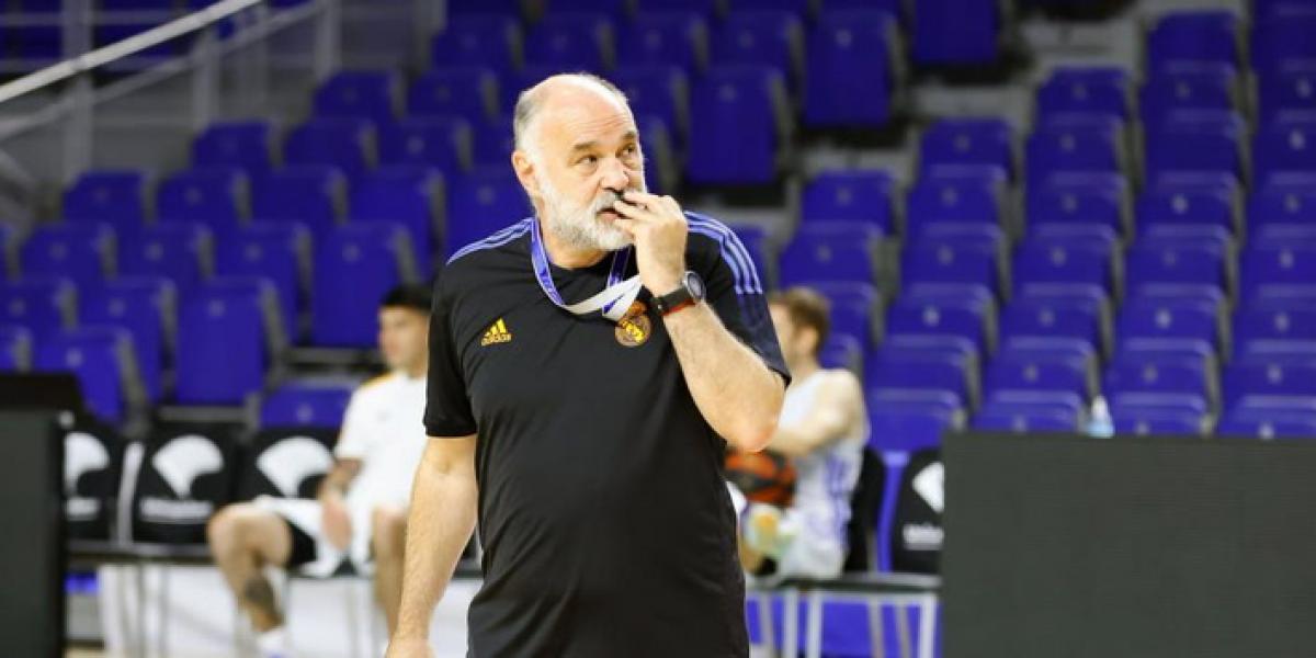 Pablo Laso dirige el entrenamiento del Real Madrid antes del tercer partido