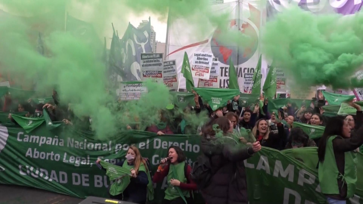 “Pañuelazo” verde: feministas de Argentina protestan por fallo en EEUU contra el aborto